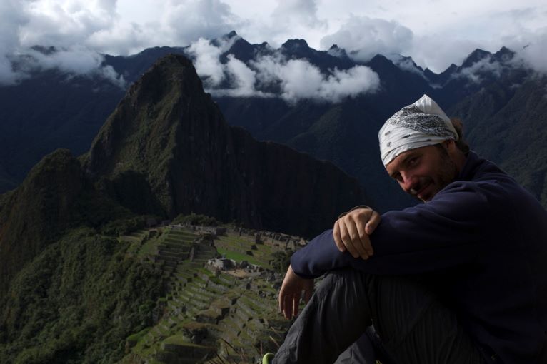 マチュピチュでポーズを撮る男性