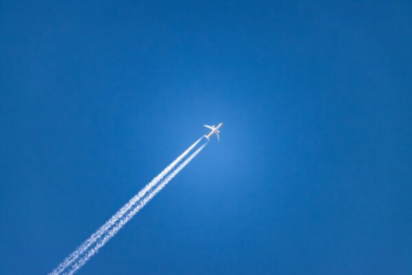 飛行機と飛行機雲
