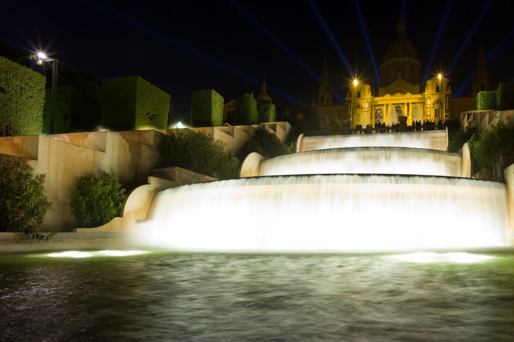バルセロナのスペイン広場の噴水の夜景