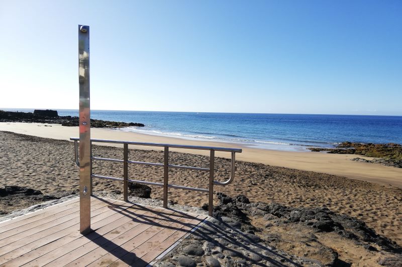 スペイン・カナリア諸島・ランサローテ島のビーチにあるシャワー