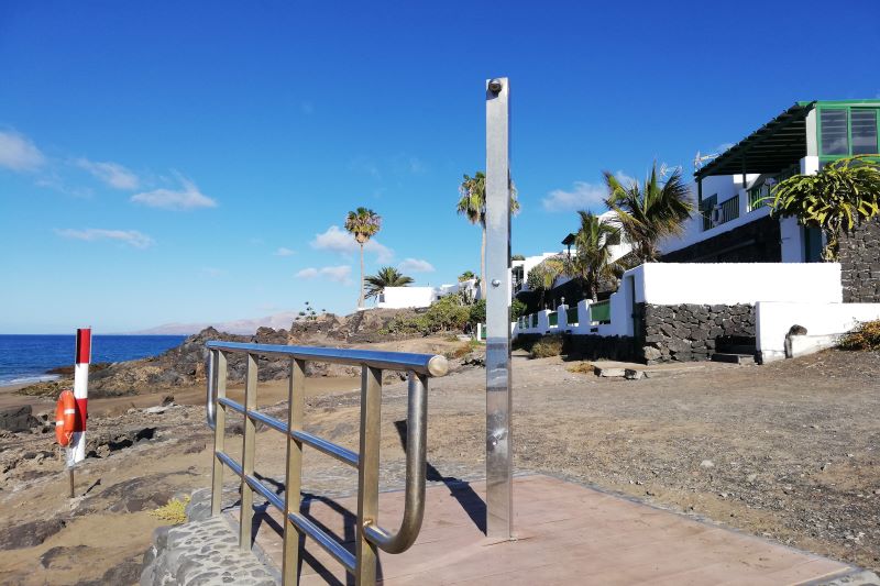 スペイン・カナリア諸島・ランサローテ島のビーチにあるシャワー