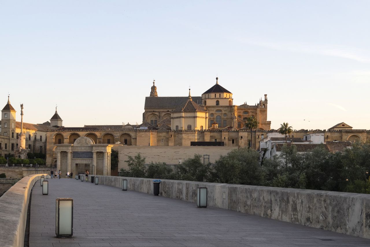 スペイン・コルドバのローマ橋とメスキータ