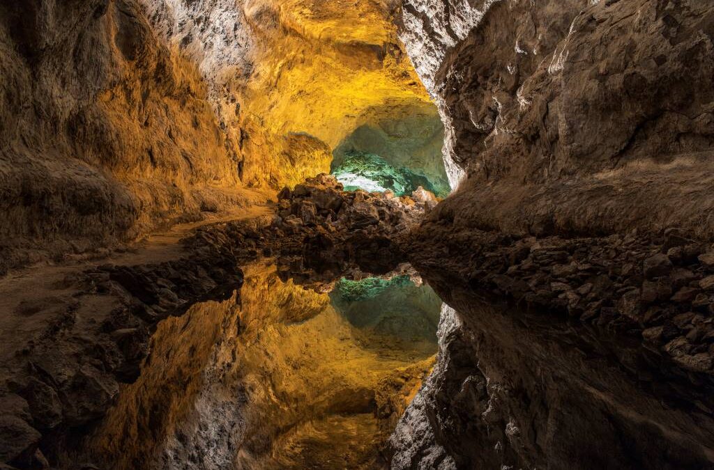 世界最長の火山洞窟！？ランサローテ島のベルデ洞窟(Cueva de los verdes)