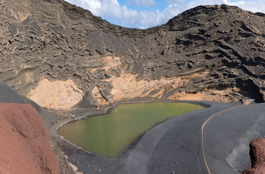 真緑に光る湖！ランサローテ島のエル・ゴルフォの魅力(El Golfo)
