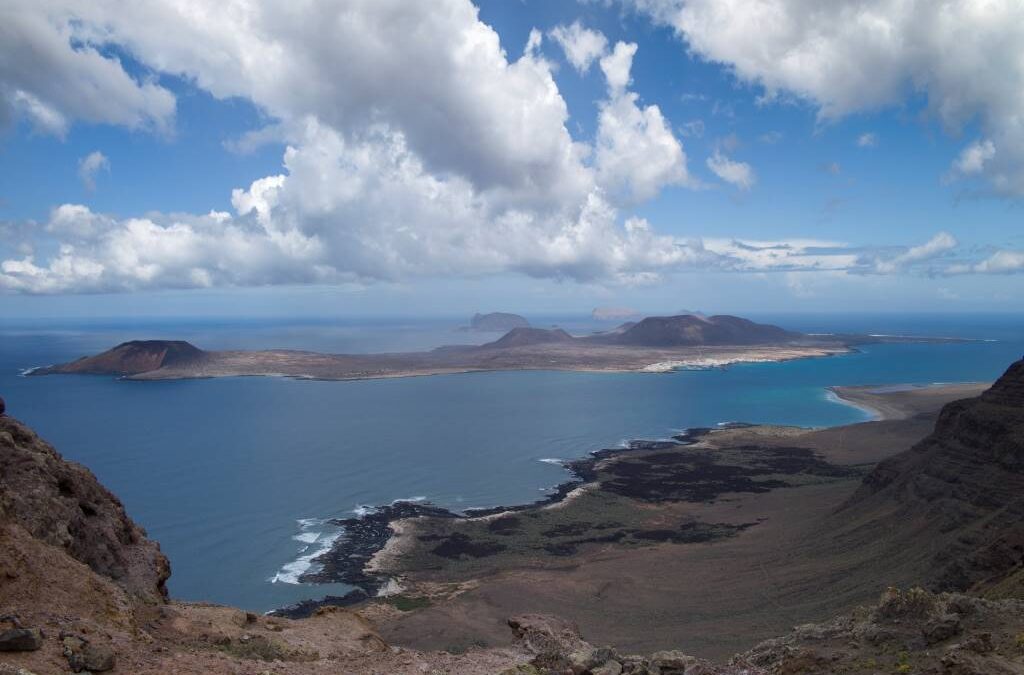 世界の果て！ランサローテ島の北に浮かぶグラシオーザ島とは？(La Graciosa)