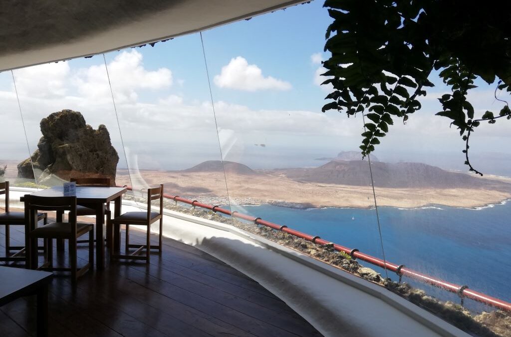 息をのむ絶景！ランサローテ島のリオ展望台(Mirador del río)