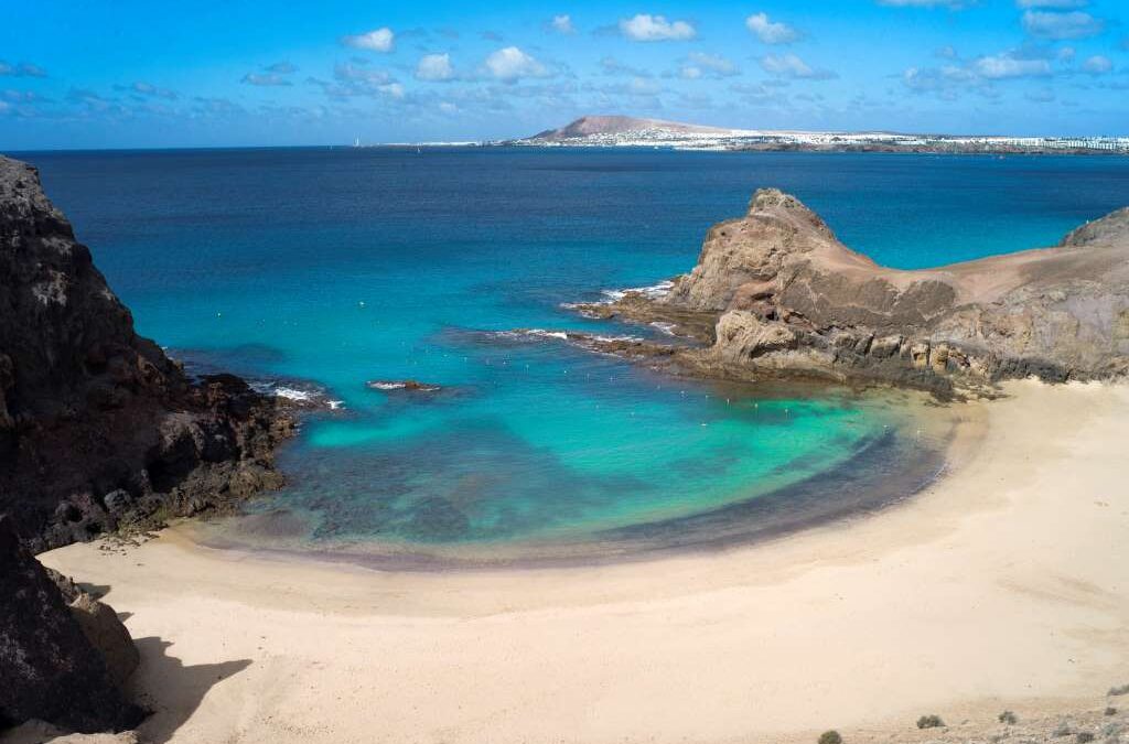 憧れの絶景ビーチで極上な休日！ランサローテ島のパパガヨビーチ(Playa del papagayo)