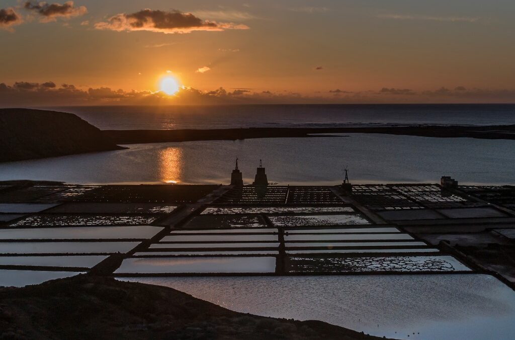 赤紫に輝く夕日が素敵！ランサローテ島のハヌビオ塩田(Salinas de janubio)