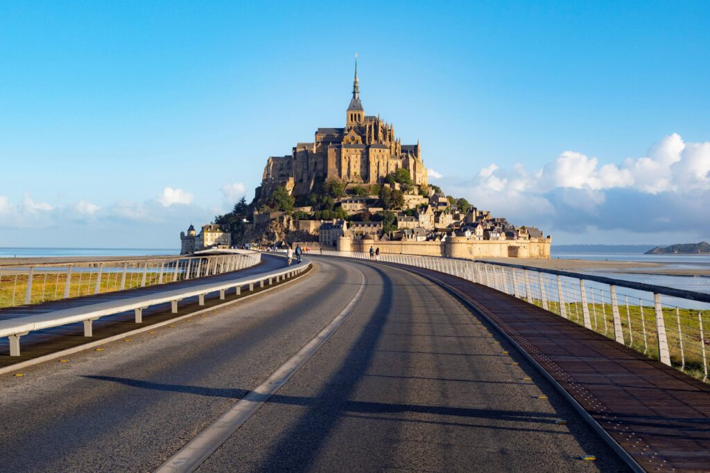 フランス・モンサンミッシェルへと続く橋