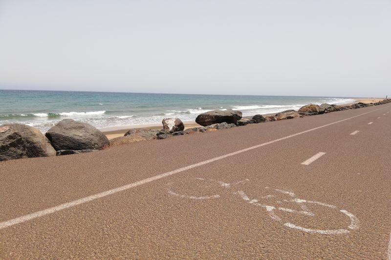 ランサローテ島のビーチ沿いの自転車道