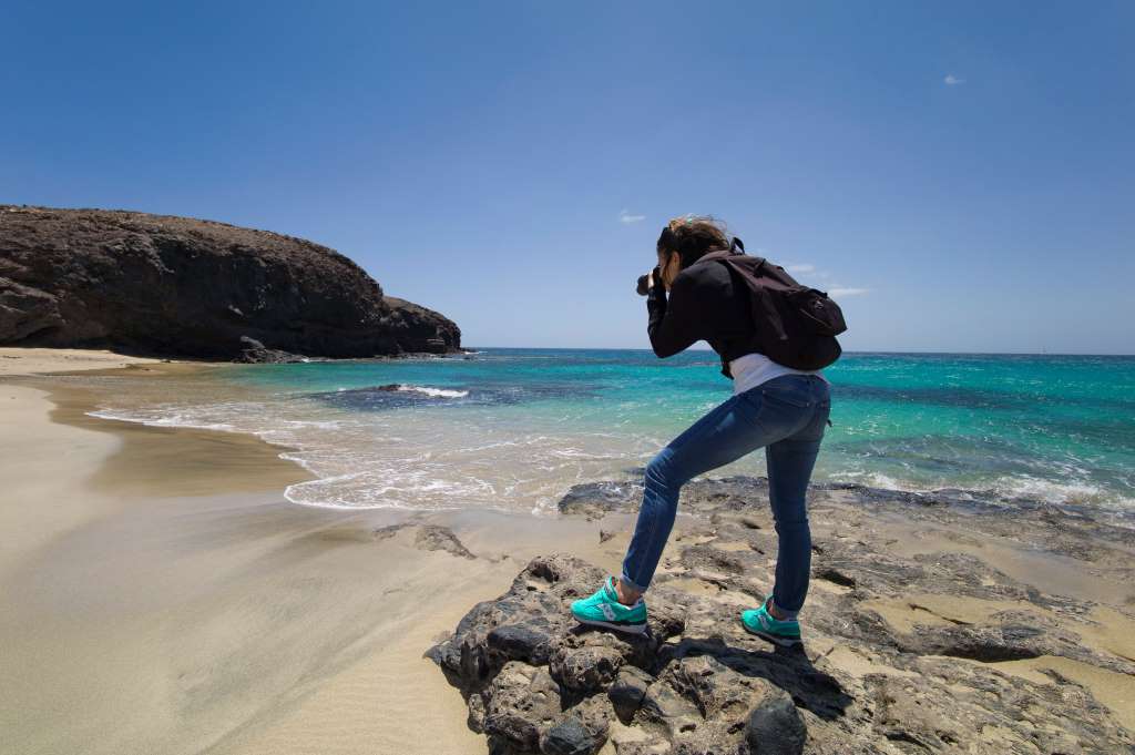 スペイン・カナリア諸島ランサローテ島のビーチを撮影する女性