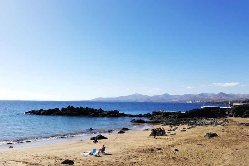 スペインのカナリア諸島のランサローテ島のチカ・ビーチ