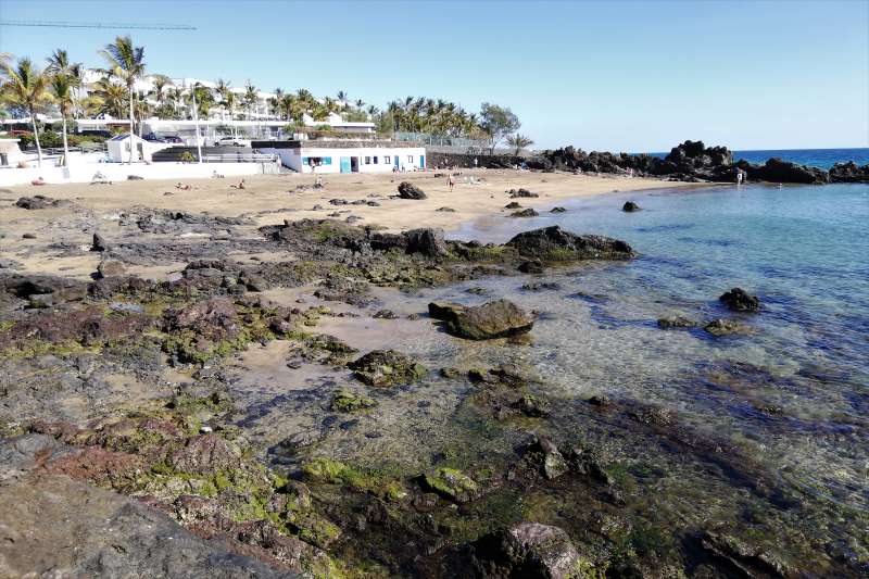 スペインのカナリア諸島のランサローテ島のチカ・ビーチ