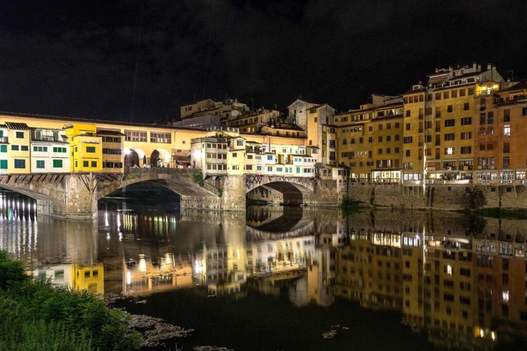 イタリア・フィレンツェのヴェッキオ橋の夜景