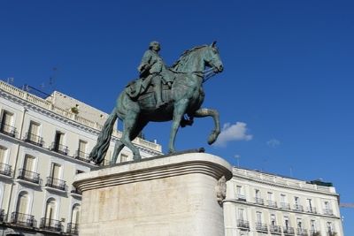 スペインのマドリードのプエルタ・デル・ソルの銅像