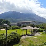 鹿児島県・桜島の溶岩なぎさ公園にある足湯と桜島