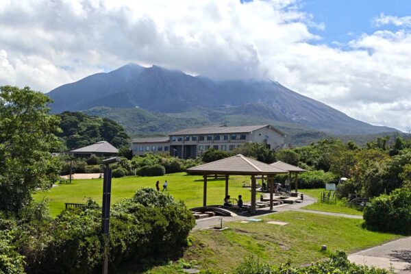 鹿児島県・桜島の溶岩なぎさ公園にある足湯と桜島
