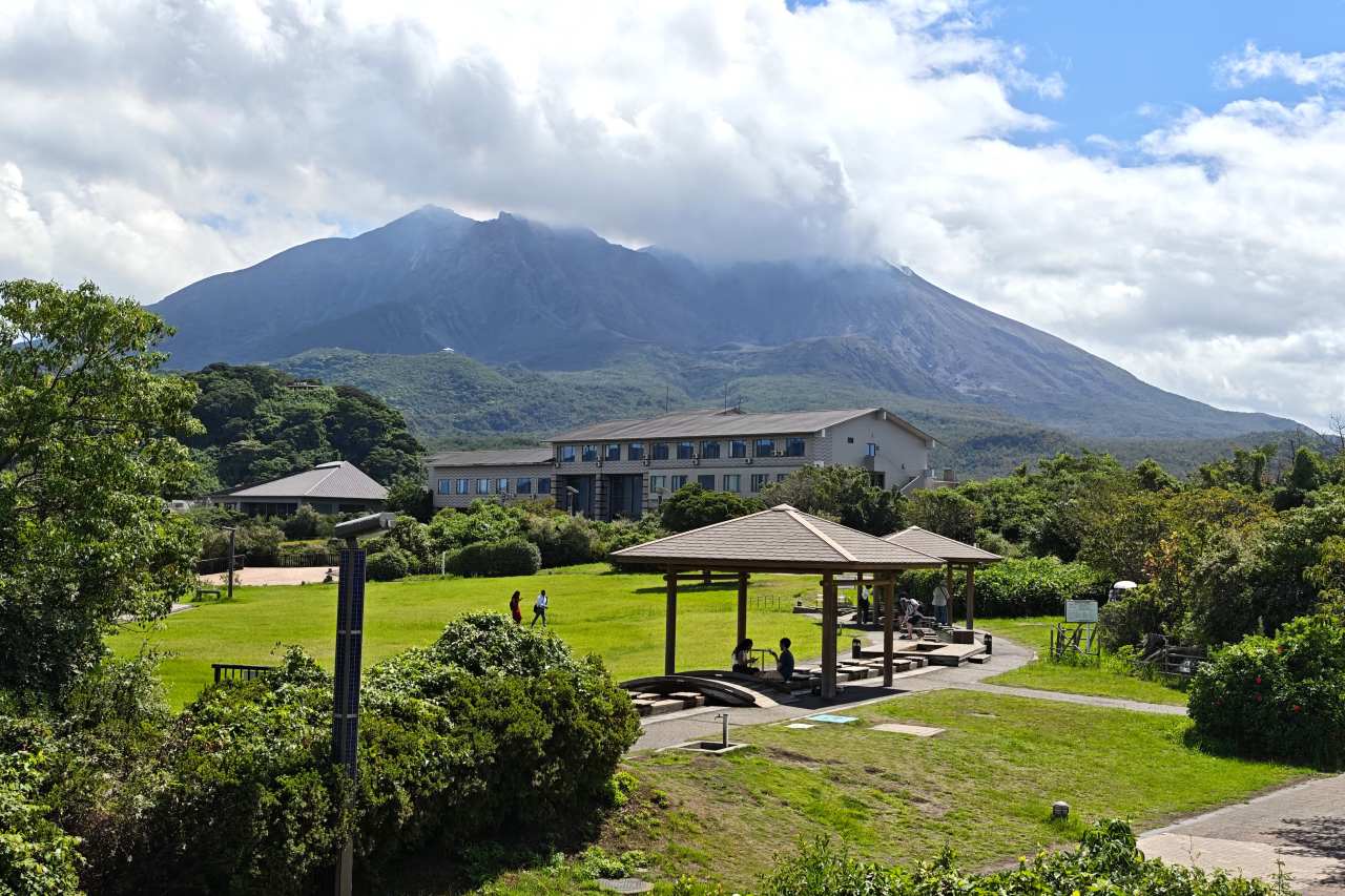 鹿児島県・桜島の溶岩なぎさ公園にある足湯と桜島