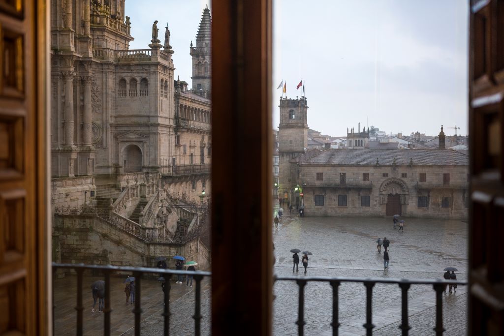 santiago-de-compostela-window-view-spain-world サンティアゴ・デ・コンポステラの大聖堂