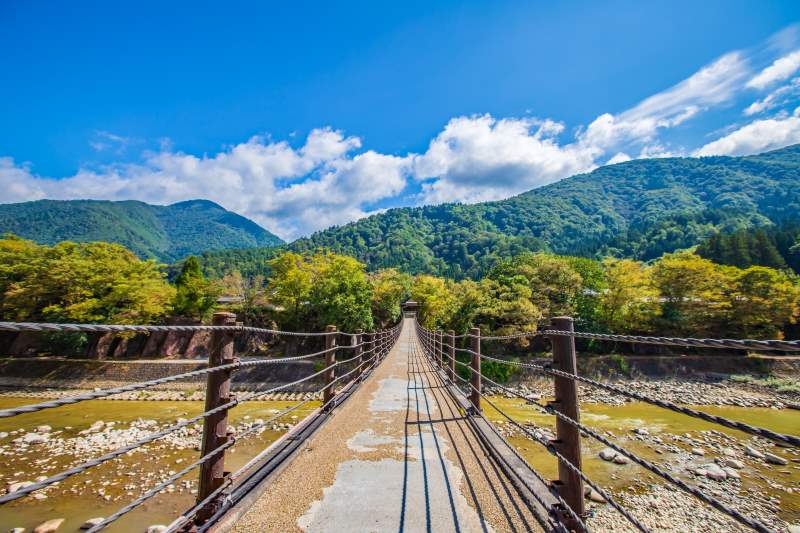 岐阜県・白川郷のであい橋