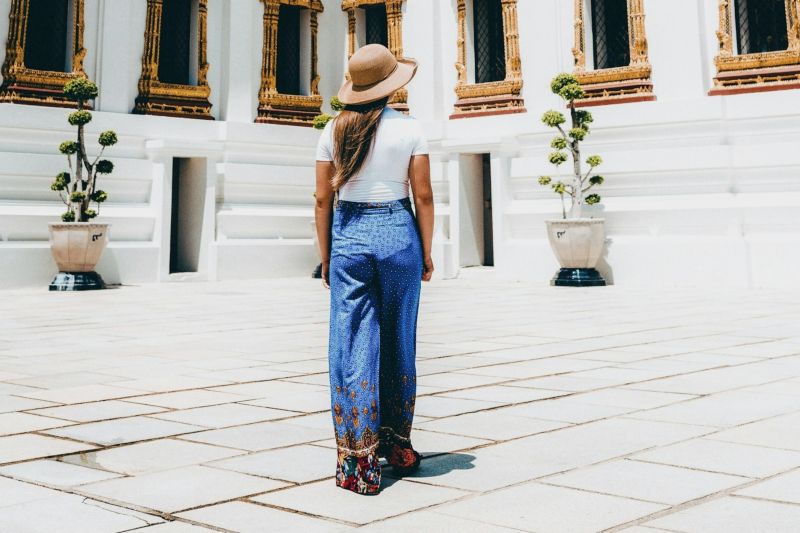 タイ、バンコクの寺院を観光する少女