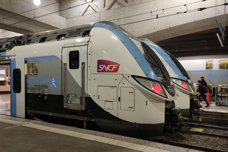 フランス・パリを走る鉄道RER線