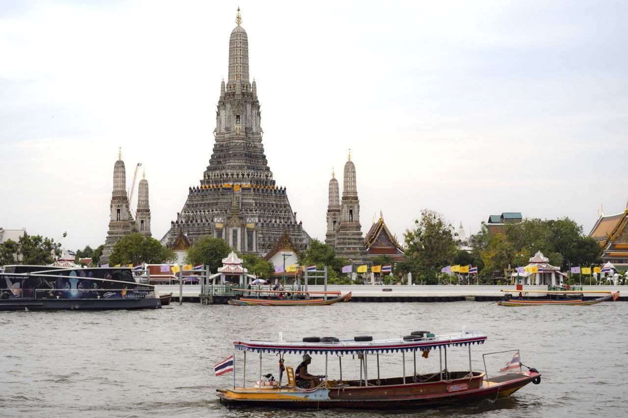 wat-arun-boat-bangkok-thailand タイ、バンコクのワット・アルン
